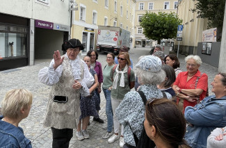 Gruppe mit Stadtführer am Dietrich-Bonhoeffer-PLatz