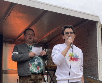 Pfarrer Jonathan Steensen bei seiner Rede