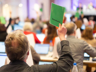 Synode bei der Abstimmung