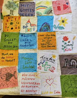 Bunte Stoffteile mit Aufschriften