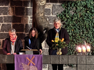 Frau Pütz, Frau Seiler und Herr Stauss am Altar der Kirche