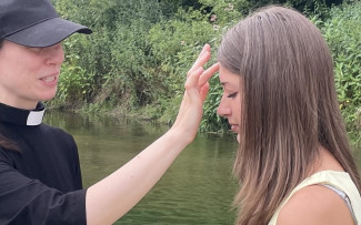 Pfarrerin Popp tauft die 14jährige Nelly.