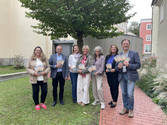 Gruppenfoto der Ansprechpasrtner des Trauernetzwerks im Kirchgarten von Sta. Mathäus
