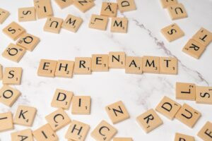 Buchstabensteine ergeben das Wort Ehrenamt