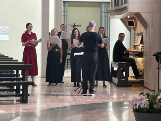 Das Vokalensemble Cappella Cathedralis und Organist Maximilian Jäger