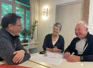 Pfarrer Stephan Schmoll bespricht mit dem Paar die Segnung.