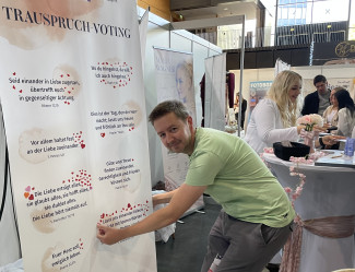 Ein Messebesucher beim Trauspruch-Voting
