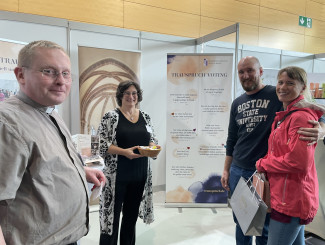 Pfarrer Joachim von Kölichen, Pfarrerin Sonja Sibbor-Heißmann stehen mit einem Pärchen am Stand des Dekanats auf der Hochzeitsmesse