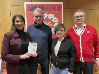 Gruppenfot von den Herausgeberi:innen und den Veranstaltern