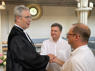 Dekan Wilde traut Werner udn Bernhard
