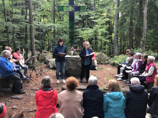 Menschen bei der Andacht in der Naturkapelle auf dem Geyersberg.