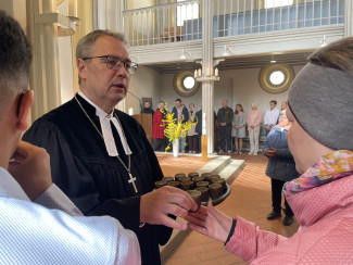 Dekan Wilde beim Austeilen des Abendmahls in der Stadtpfarrkirche.