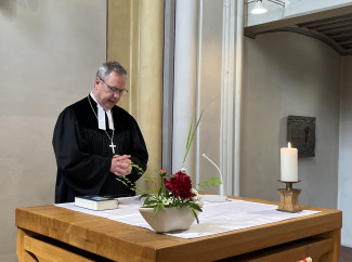 Dekan Wilde betet am Altar.