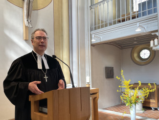 Dekan Wilde bei der Predigt am Pult der Stadtpfarrkirche.