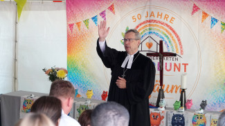 Dekan Wilde beim Segnen