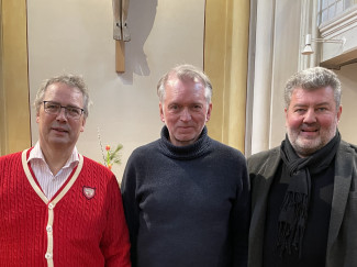 Dekan Wilde, Kabarettist Springer und Kantor Franz stehen vor dem Altar der Stadtpfarrkirche