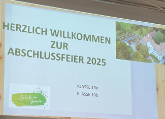 Ein Willkommensfgruß wird an die Wand projeziert.