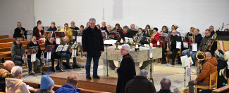 Sieben Posaunenchöre musizieren gemensam in der Gnadenkirche.