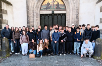 Gruppenfoto der Schüler:innen vor der Schlosskirche Wittenberg