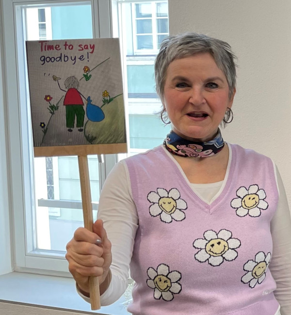 Hermine Kastner nimmt den Abschied in den Ruhestand mit Humor und fragt sich: Wo sind die 13 Jahre, die sie bei der Gesamtverwaltung beschäftigt war, bloß hingekommen? Mit einem Schild bringt sie demonstrativ ihre Meinung zu Ausdruck: „Time to say goodbye