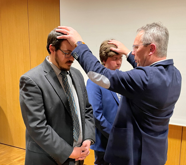 Dekan Jochen Wilde segnet die beiden Diakone Christian Betzl und Tobias Zitko.