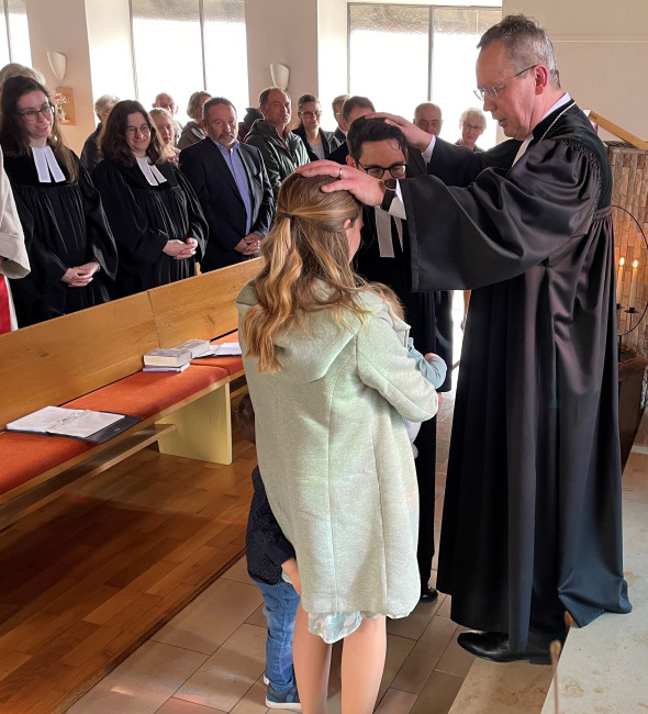 Der Dekan segnete auch Ehefrau Julia und die beiden Kinder Felicia und Jakob. Aufgewachsen ist Jonathan Steensen in Ortenburg. Seine Eltern sind das dortige Pfarrersehepaar Johannes und Sabine Hofer.