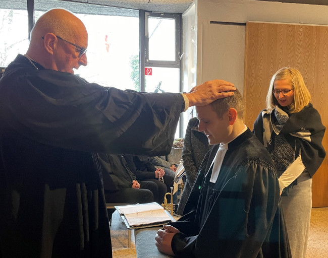 Der Regensburger Regionalbischof Klaus Stiegler legte bei der Ordination die Hände zur Segnung von Heiko Timm auf. Ehefrau Lydia (re) war dabei eine der vier Assistenten.