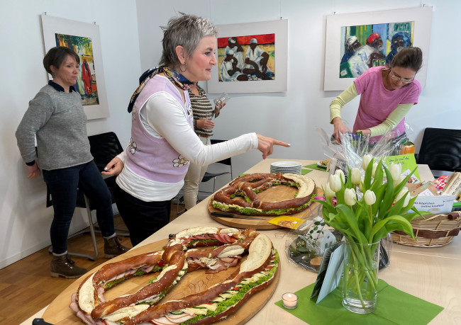 In geselliger Runde bei Kaffee, Kuchen, Sekt und Riesenbezn verteilte Frau Kastner an alle selbstgebastelte Glückskekse und Smile-Steine und freute sich für den facettenreichen Abschiedsgeschenkkorb ihrer Kolleg*innen.